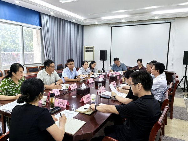 座谈会.jpg
